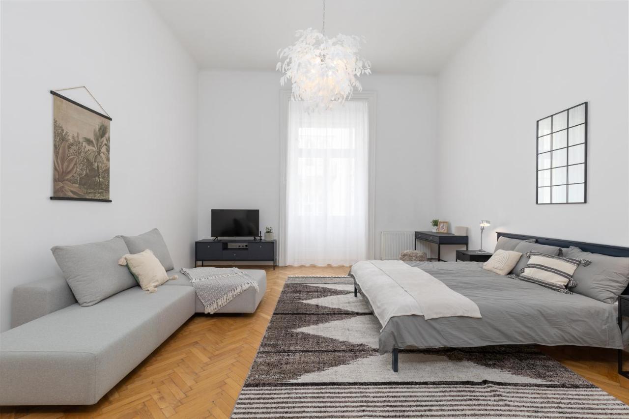 City Center Apartment With Balcony Budapest Luaran gambar